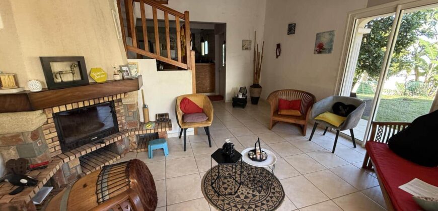 À vendre grande maison F8 en R+1 de 155 m² sur un terrain plat et arboré de 1004 m² située au centre d’Étang-Salé les Hauts