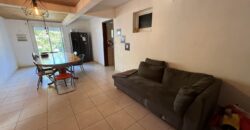 À vendre grande maison F8 en R+1 de 155 m² sur un terrain plat et arboré de 1004 m² située au centre d’Étang-Salé les Hauts