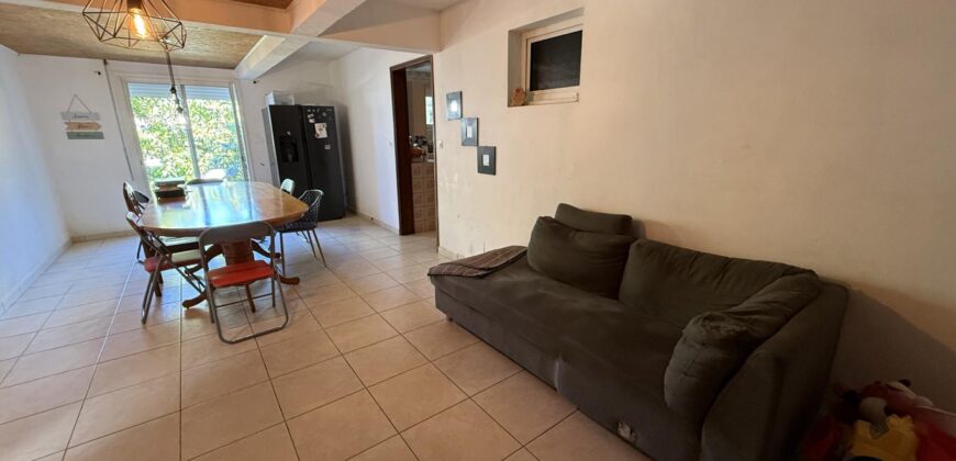 À vendre grande maison F8 en R+1 de 155 m² sur un terrain plat et arboré de 1004 m² située au centre d’Étang-Salé les Hauts