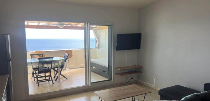 À louer un charmant appartement T3 en duplex meublé situé à Saint-Leu dans une résidence sécurisée