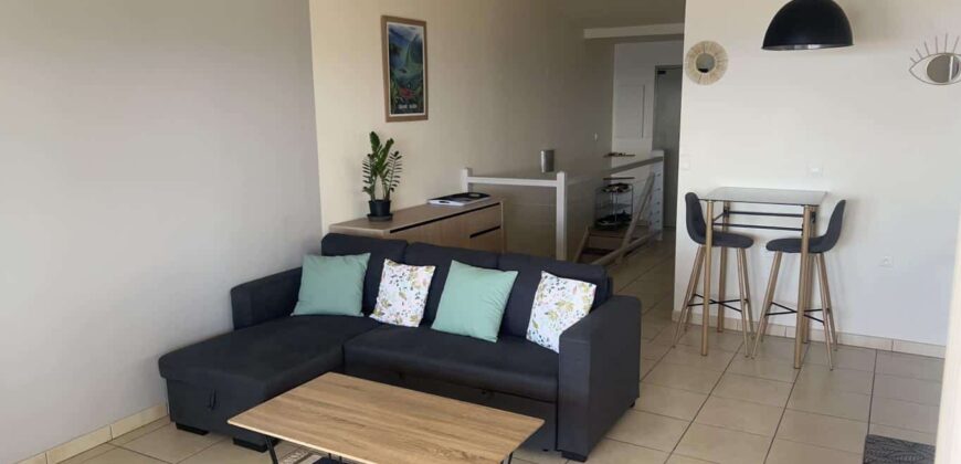 À louer un charmant appartement T3 en duplex meublé situé à Saint-Leu dans une résidence sécurisée