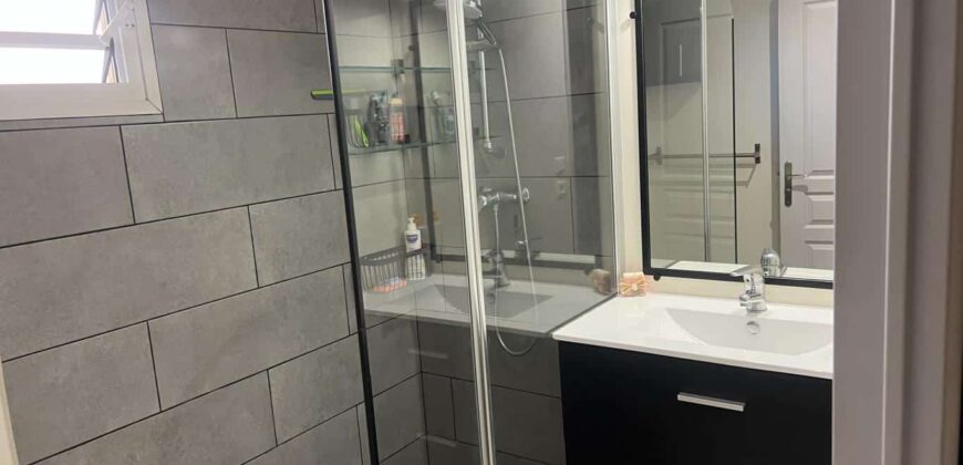 À louer un charmant appartement T3 en duplex meublé situé à Saint-Leu dans une résidence sécurisée