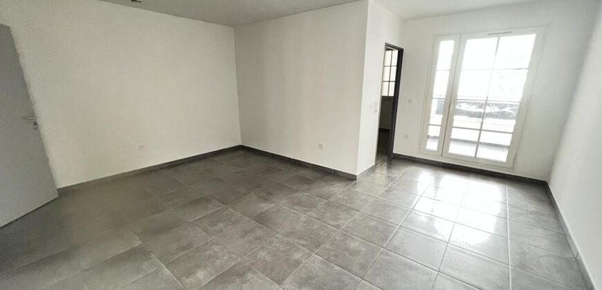 A louer un appartement lumineux de type T2 avec terrasse proche des écoles à Saint Denis