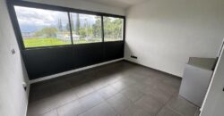 En vente deux studios côte à côte d’environ 22 m2 chacun situés face à l’université du Tampon