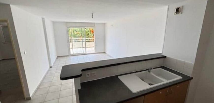 A vendre un appartement T2 de 47m2 avec varangue en plein centre de la Montagne