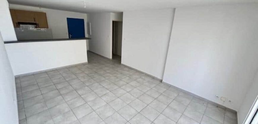 A vendre un appartement T2 de 47m2 avec varangue en plein centre de la Montagne