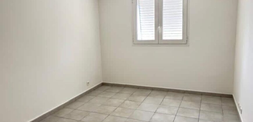 A vendre un appartement T2 de 47m2 avec varangue en plein centre de la Montagne