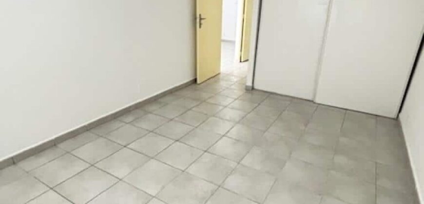 A vendre un appartement T2 de 47m2 avec varangue en plein centre de la Montagne