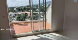 À vendre un appartement T4 sous comble de 130 m2 situé à Saint Denis secteur Moufia À vendre un appartement T4 sous comble de 130 m2 situé à Saint Denis secteur Moufia