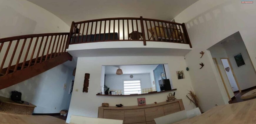 En vente un spacieux appartement T4 de 110m2 + mezzanine au centre-ville de Sainte Marie En vente un spacieux appartement T4 de 110m2 + mezzanine au centre-ville de Sainte Marie