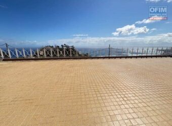 A louer une grande villa de type F5 de 170m2 avec terrasse offrant vue sur mer à La Montagne