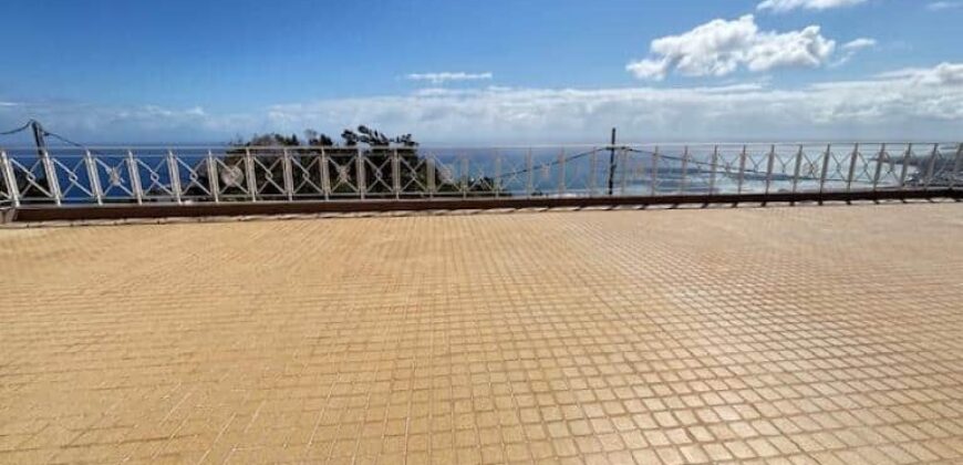 A louer une grande villa de type F5 de 170m2 avec terrasse offrant vue sur mer à La Montagne A louer une grande villa de type F5 de 170m2 avec terrasse offrant vue sur mer à La Montagne