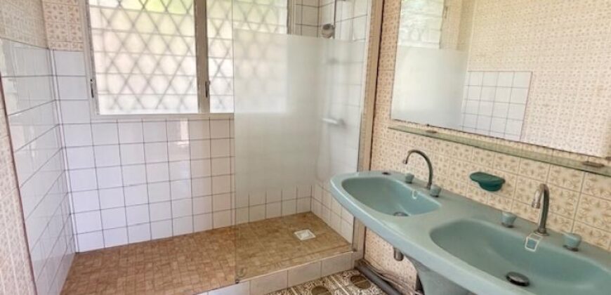 A louer une grande villa de type F5 de 170m2 avec terrasse offrant vue sur mer à La Montagne A louer une grande villa de type F5 de 170m2 avec terrasse offrant vue sur mer à La Montagne