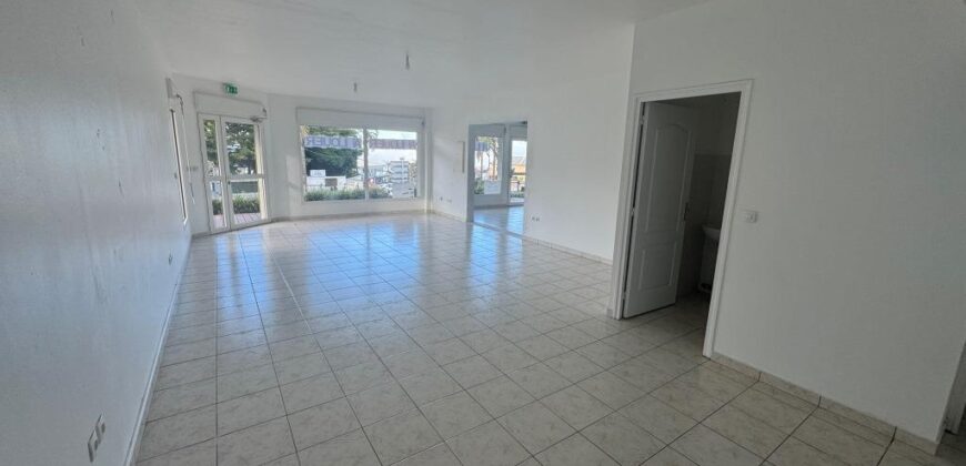 Location d’un local professionnel idéalement situé au Tampon 14e Location d’un local professionnel idéalement situé au Tampon 14e