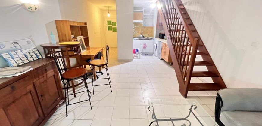 À louer un studio meublé avec varangue dans une résidence à Saint Denis À louer un studio meublé avec varangue dans une résidence à Saint Denis