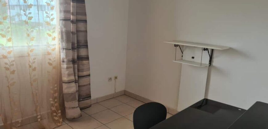 À louer charmant T2 meublé en duplex situé dans une résidence sécurisée proche du centre-ville du Tampon À louer charmant T2 meublé en duplex situé dans une résidence sécurisée proche du centre-ville du Tampon