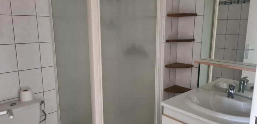 À louer charmant T2 meublé en duplex situé dans une résidence sécurisée proche du centre-ville du Tampon À louer charmant T2 meublé en duplex situé dans une résidence sécurisée proche du centre-ville du Tampon