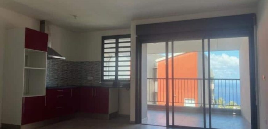 À louer une villa mitoyenne T4 de 98.90 m2 située dans une résidence sécurisée proche du lycée des Avirons