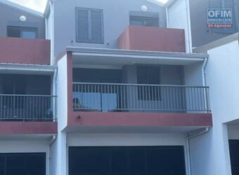 À louer une villa mitoyenne T4 de 98.90 m2 située dans une résidence sécurisée proche du lycée des Avirons À louer une villa mitoyenne T4 de 98.90 m2 située dans une résidence sécurisée proche du lycée des Avirons