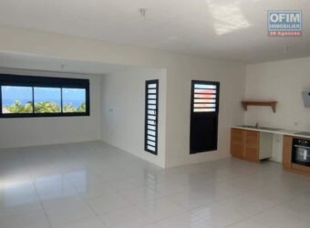 À louer charmante villa F4 avec belle vue située dans un quartier calme à Étang Salé proche des écoles À louer charmante villa F4 avec belle vue située dans un quartier calme à Étang Salé proche des écoles