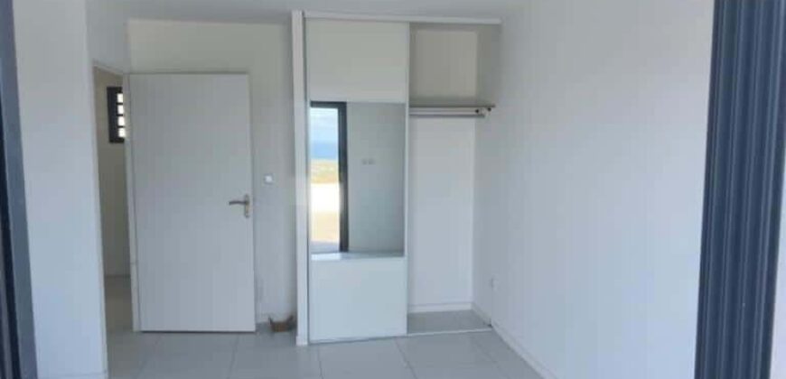 À louer charmante villa F4 avec belle vue située dans un quartier calme à Étang Salé proche des écoles À louer charmante villa F4 avec belle vue située dans un quartier calme à Étang Salé proche des écoles