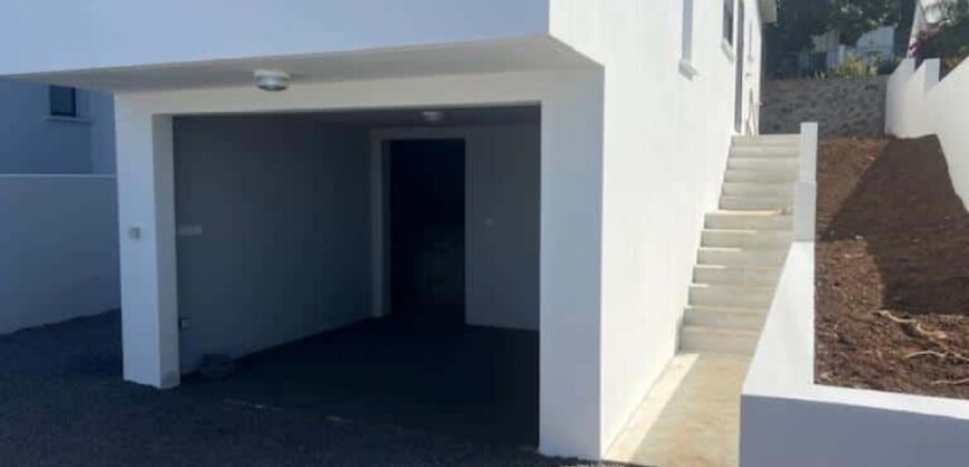 À louer charmante villa F4 avec belle vue située dans un quartier calme à Étang Salé proche des écoles À louer charmante villa F4 avec belle vue située dans un quartier calme à Étang Salé proche des écoles