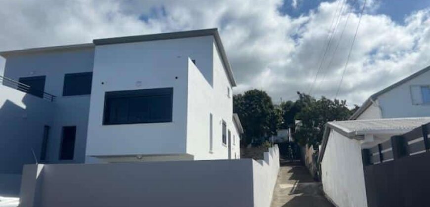 À louer charmante villa F4 avec belle vue située dans un quartier calme à Étang Salé proche des écoles À louer charmante villa F4 avec belle vue située dans un quartier calme à Étang Salé proche des écoles