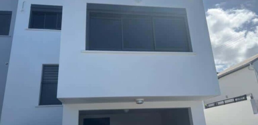 À louer charmante villa F4 avec belle vue située dans un quartier calme à Étang Salé proche des écoles À louer charmante villa F4 avec belle vue située dans un quartier calme à Étang Salé proche des écoles