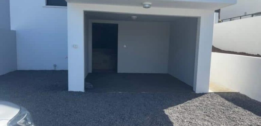 À louer charmante villa F4 avec belle vue située dans un quartier calme à Étang Salé proche des écoles À louer charmante villa F4 avec belle vue située dans un quartier calme à Étang Salé proche des écoles