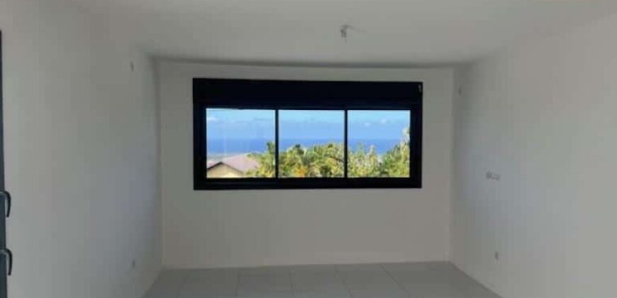 À louer charmante villa F4 avec belle vue située dans un quartier calme à Étang Salé proche des écoles À louer charmante villa F4 avec belle vue située dans un quartier calme à Étang Salé proche des écoles