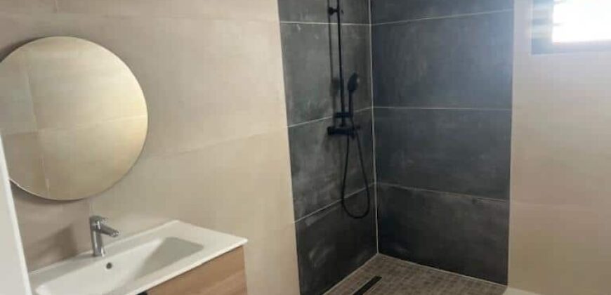 À louer charmante villa F4 avec belle vue située dans un quartier calme à Étang Salé proche des écoles À louer charmante villa F4 avec belle vue située dans un quartier calme à Étang Salé proche des écoles