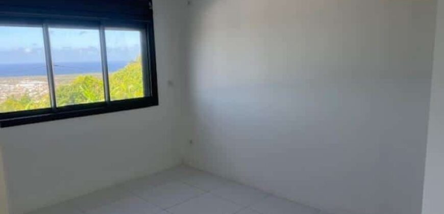 À louer charmante villa F4 avec belle vue située dans un quartier calme à Étang Salé proche des écoles À louer charmante villa F4 avec belle vue située dans un quartier calme à Étang Salé proche des écoles