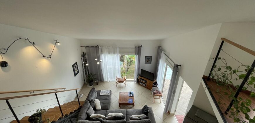 En vente une villa d’architecte de 220m2 avec jardin et piscine à Saint-Leu dans le secteur Grand Fond – Stella.