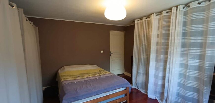 En vente une superbe villa de 200m2 avec varangue de 100m2 proche des commerces à Sainte Anne