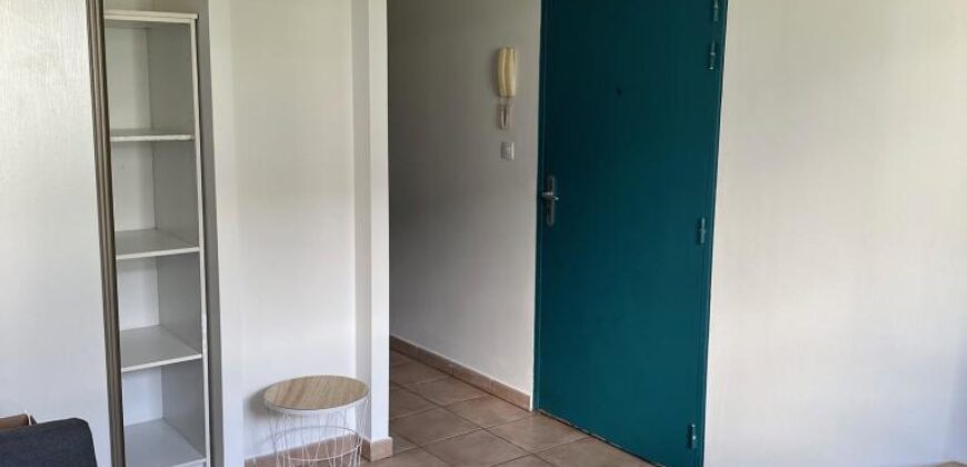 A louer un studio meublé de 19.66m2 dans une résidence à proximité du CHU de Saint Pierre