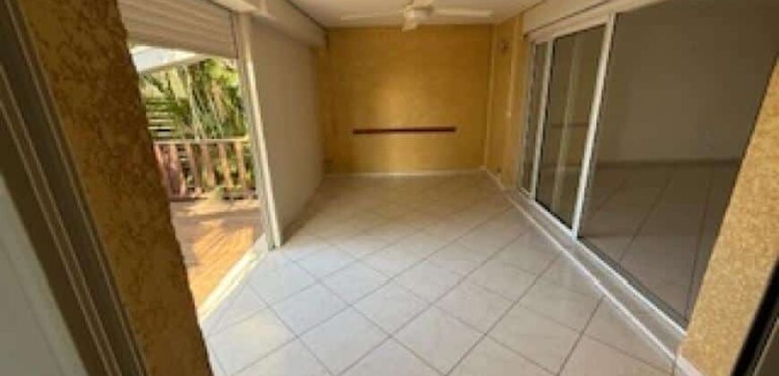 En vente un bel appartement F3/4 en rez-de-jardin d’un immeuble à La Possession