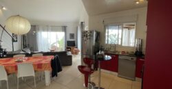 En vente une villa d’architecte de 220m2 avec jardin et piscine à Saint-Leu dans le secteur Grand Fond – Stella.