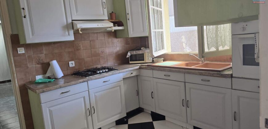 A vendre une maison d’environ 130m2 sur un terrain plat de plus de 700m2 dans le secteur de Petit Bazar à Saint André