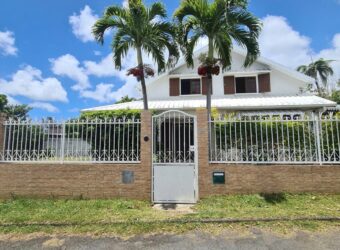 À vendre une villa F4/5 de 118m2 avec jardin dans un quartier résidentiel à Bras des Chevrettes-Saint André