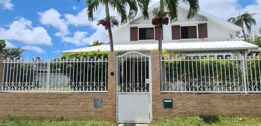 À vendre une villa F4/5 de 118m2 avec jardin dans un quartier résidentiel à Bras des Chevrettes-Saint André