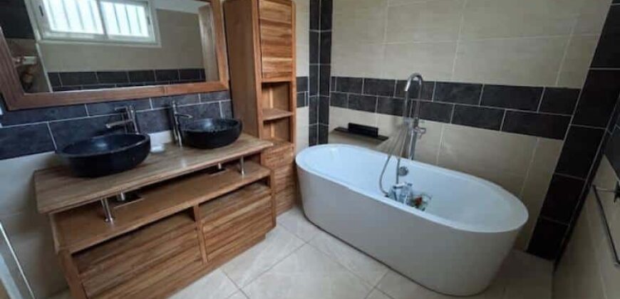 Location d’une charmante villa de 131m2 avec piscine nichée dans le quartier de Colorado à La Montagne