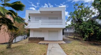 À louer une grande maison F6 de 185m2 avec jardin proche des commodités à Sainte Clotilde