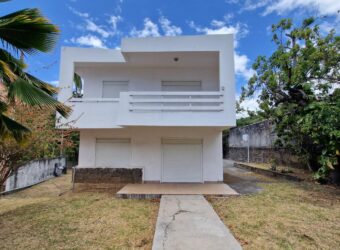 À louer une grande maison F6 de 185m2 avec jardin proche des commodités à Sainte Clotilde