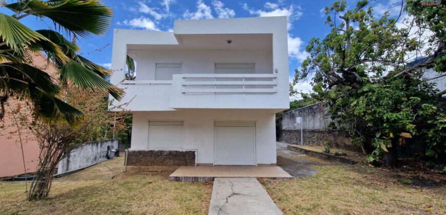 À louer une grande maison F6 de 185m2 avec jardin proche des commodités à Sainte Clotilde