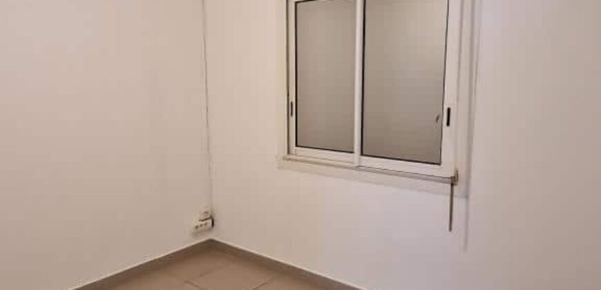 À louer une grande maison F6 de 185m2 avec jardin proche des commodités à Sainte Clotilde