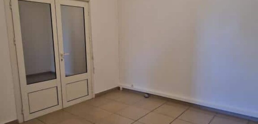 À louer une grande maison F6 de 185m2 avec jardin proche des commodités à Sainte Clotilde