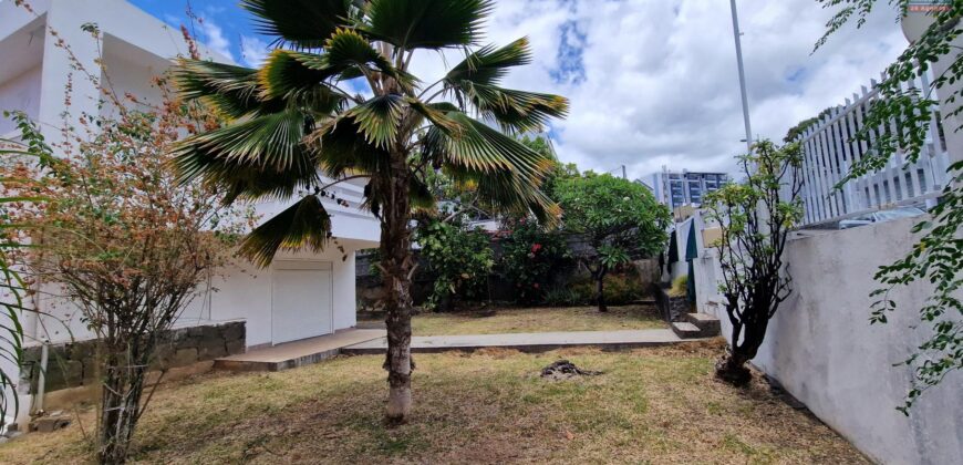 À louer une grande maison F6 de 185m2 avec jardin proche des commodités à Sainte Clotilde