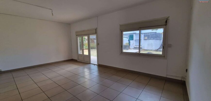 À louer une grande maison F6 de 185m2 avec jardin proche des commodités à Sainte Clotilde