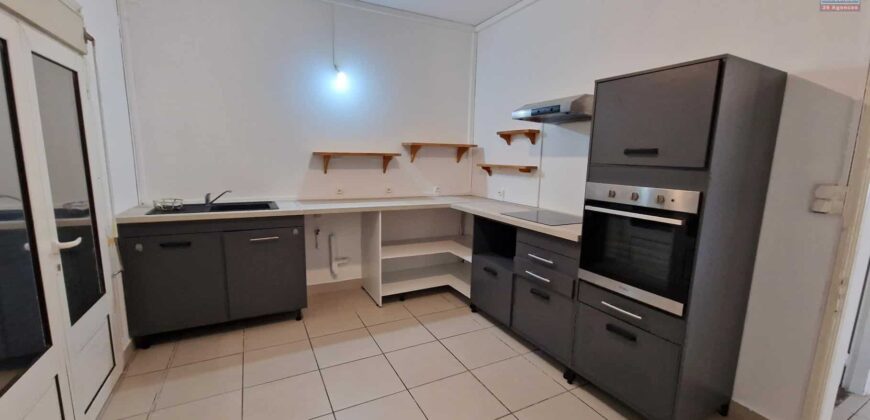 À louer une grande maison F6 de 185m2 avec jardin proche des commodités à Sainte Clotilde