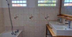 À louer une grande maison F6 de 185m2 avec jardin proche des commodités à Sainte Clotilde